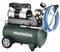 Een groene mobiele luchtcompressor met het opschrift 'metabo', model 'Basic 270-50 OF Silent', toont manometer en slang.