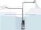 Diagram van een waterpomp ondergedompeld in een put, waarbij de aansluiting op een kraan voor watertoevoer wordt geïllustreerd. Blauwe lijn geeft het waterniveau aan.