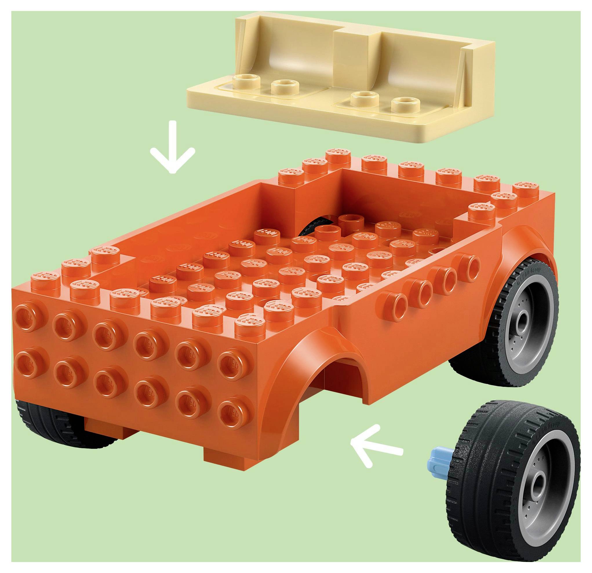 LEGO-auto assemblage met een oranje basis, twee zwarte wielen en een beige zitting, waarbij verbindingsplaatsen worden aangegeven met witte pijlen.