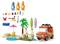 Strand-thematische LEGO-set met drie poppetjes, een krab, palmboom, zandkasteel, surfplanken en een oranje voertuig met dakdrager.