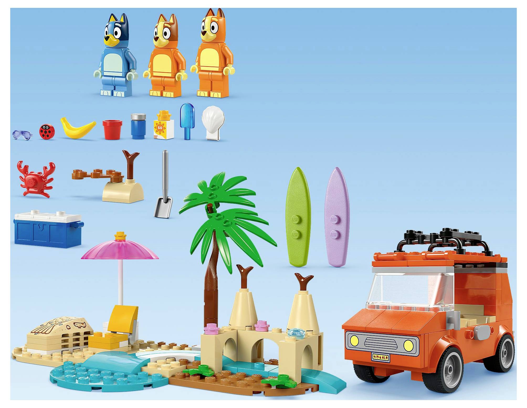 Speelgoed constructieset met kleurrijke personages, een zandstrand-scène met palmbomen, surfplanken, een koelbox en een oranje busje.