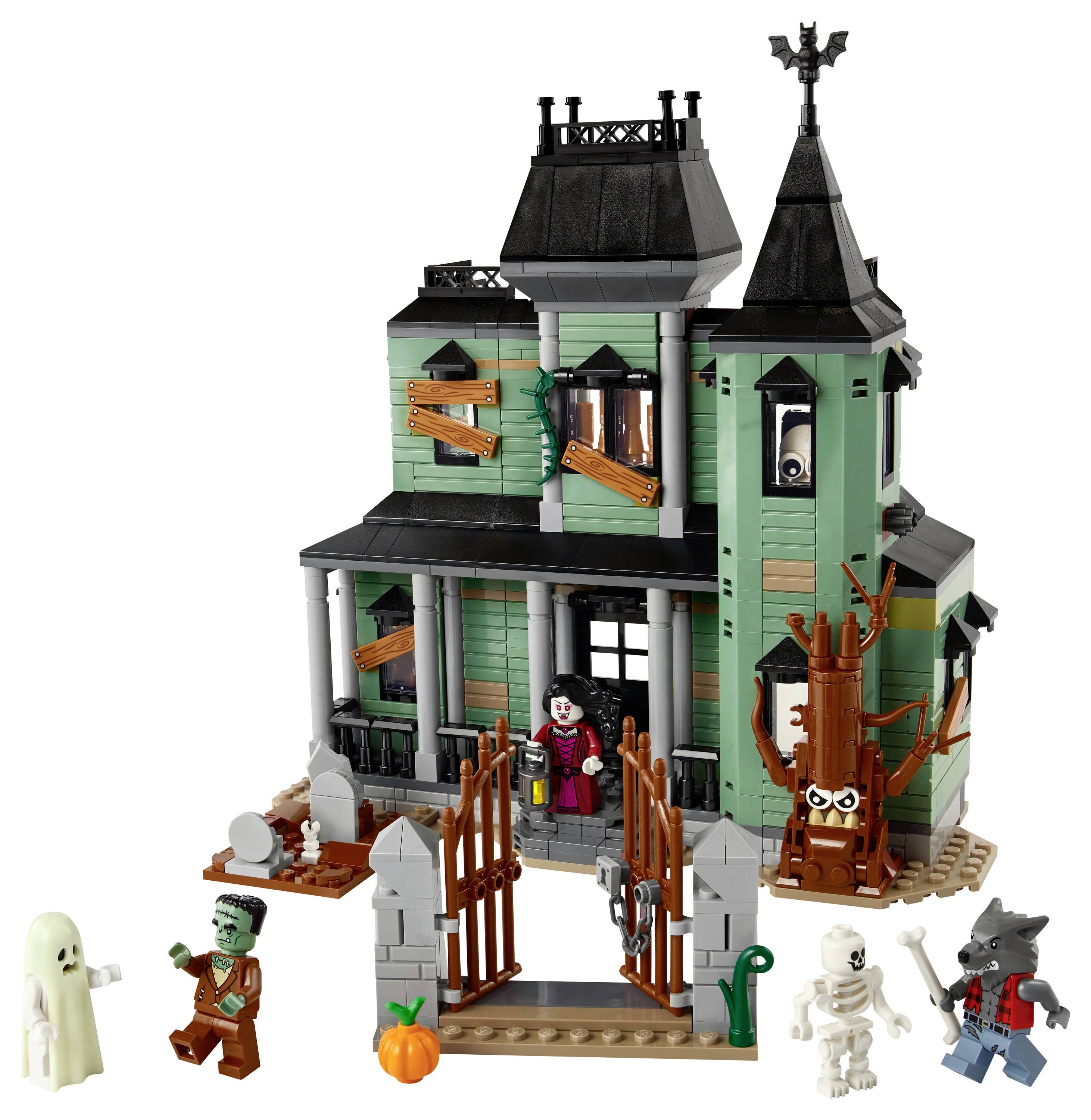 Een gedetailleerd LEGO spookhuis met griezelige personages waaronder een geest, vampier, weerwolf, skelet en Frankenstein's monster buiten het huis.