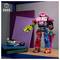 Een kleurrijke speelgoed robot staat op een plank, omringd door boeken en kleine figuurtjes. Hij is voornamelijk roze, rood en groen, met een zwaard.