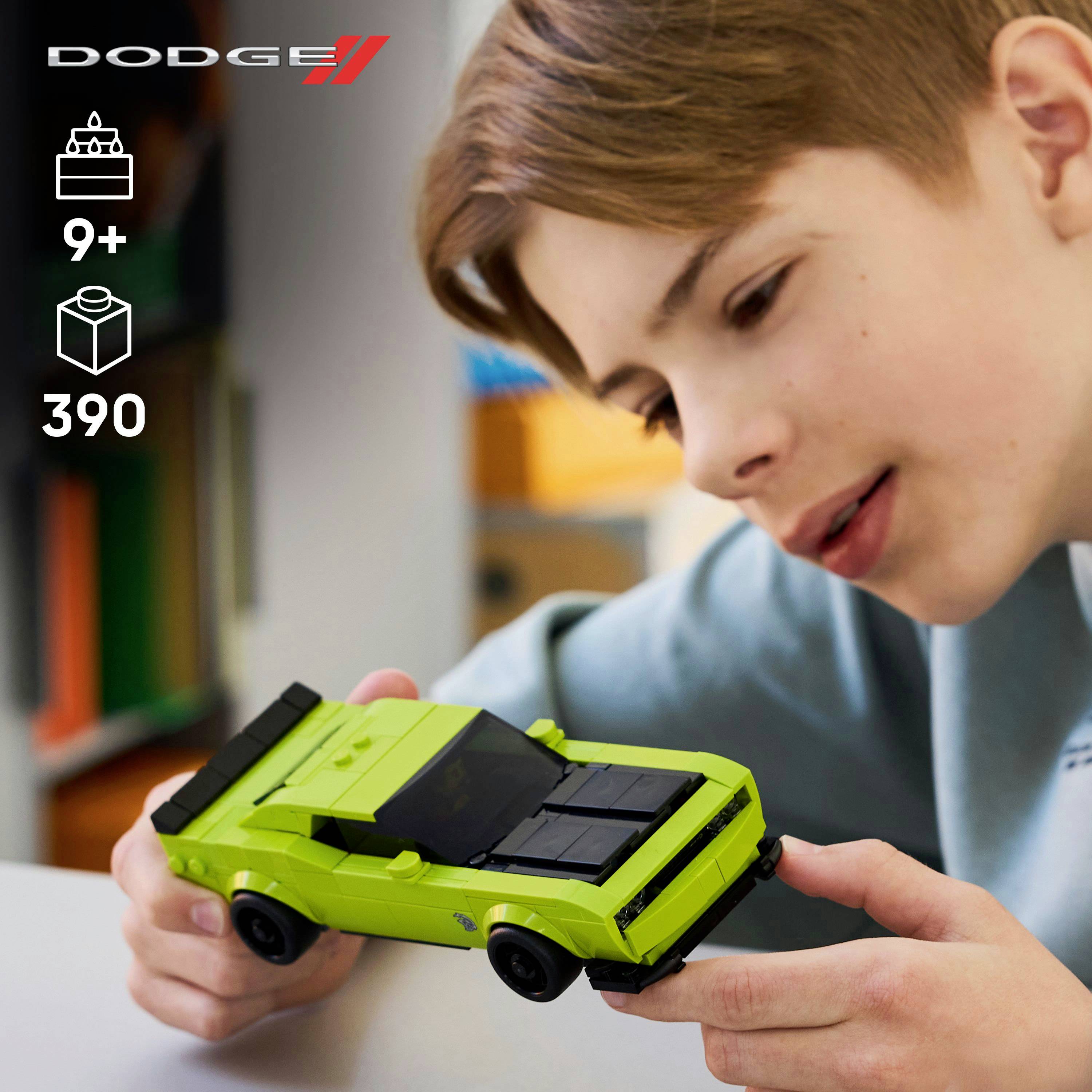 Een kind dat speelt met een groene speelgoedauto die lijkt op een Dodge. Leeftijdsaanbeveling: 9+. Set bevat 392 onderdelen.