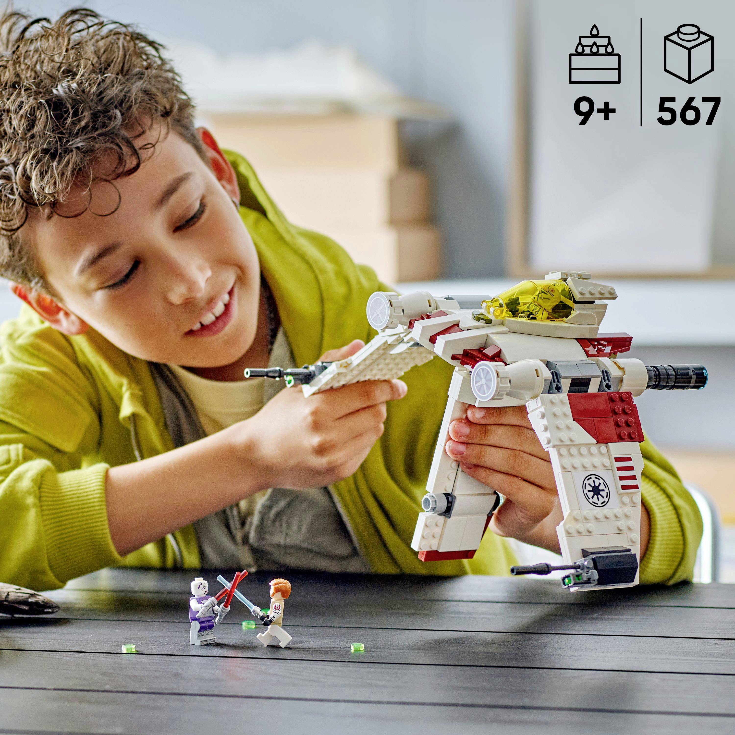 Een kind, lachend, speelt met een LEGO-ruimteschip, wat speelse verbeelding illustreert. Pictogrammen geven '9+ jaar' en '567 onderdelen' aan.