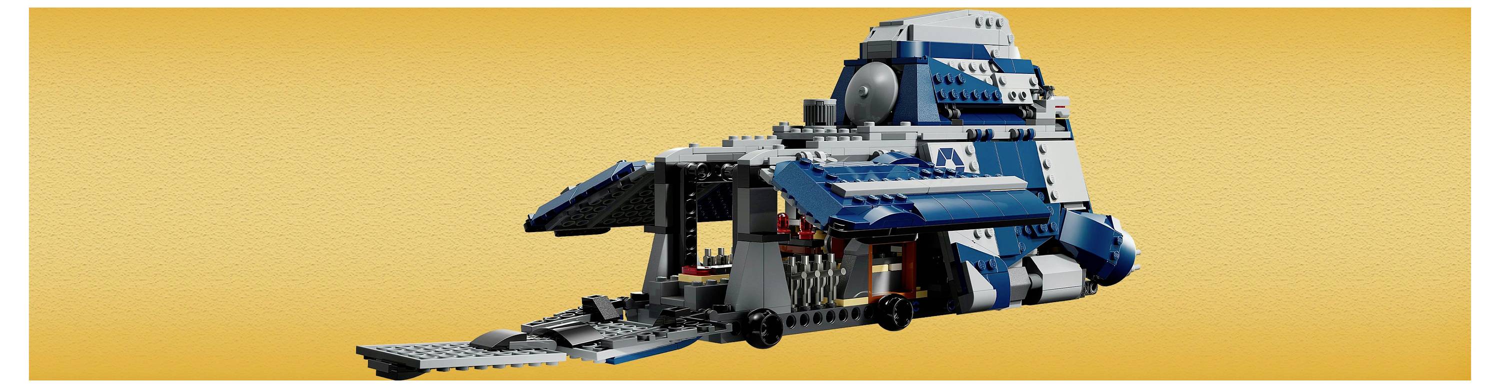 Een blauwe en grijze LEGO-ruimteschip set tegen een oranje achtergrond, met een open compartiment dat interieurdetails en structuren onthult.