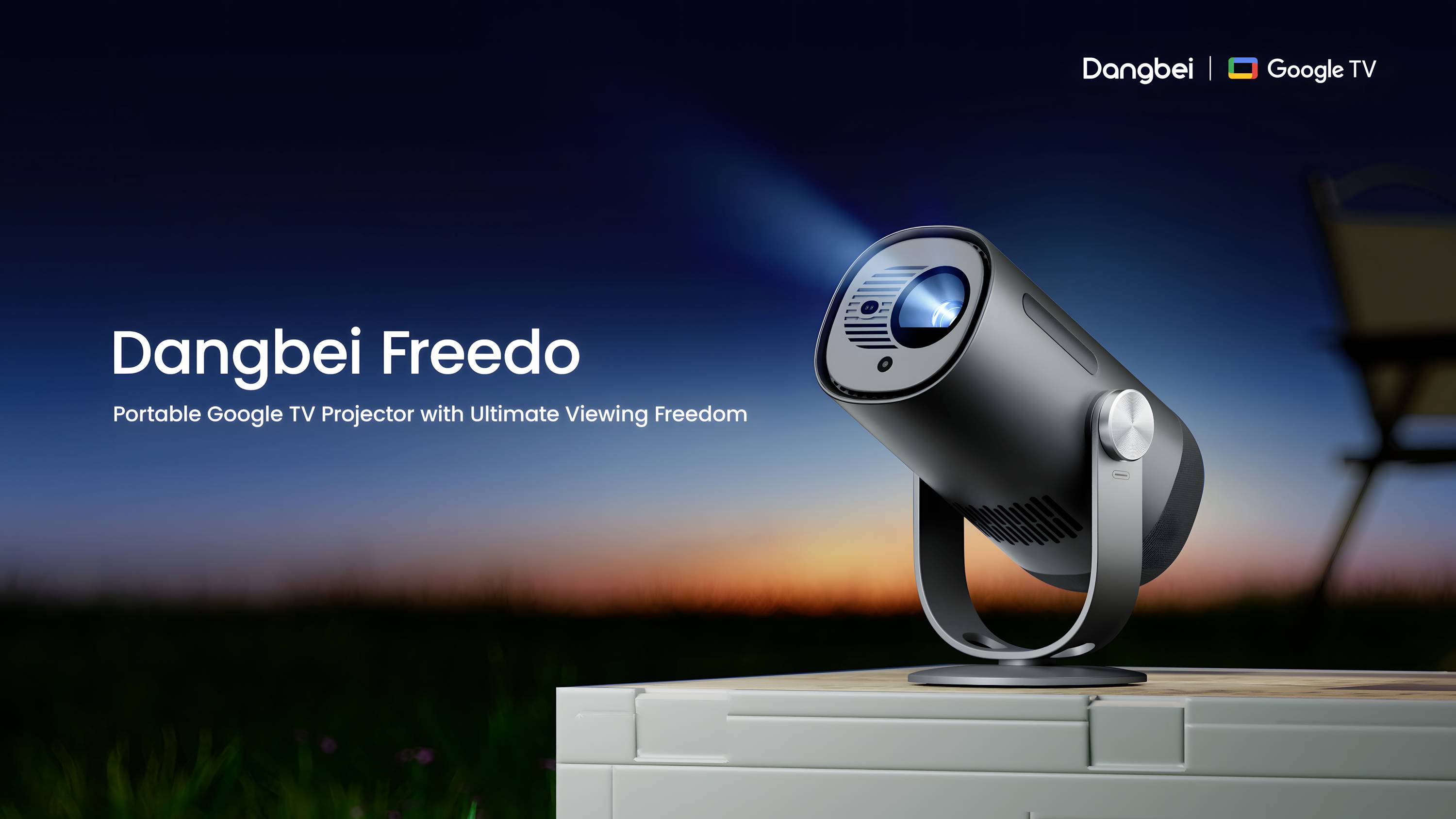 Draagbare projector Dangbei Freedo straalt blauw licht uit. Op de achtergrond een onscherpe nachtelijke hemel. Gepositioneerd op een tafel.