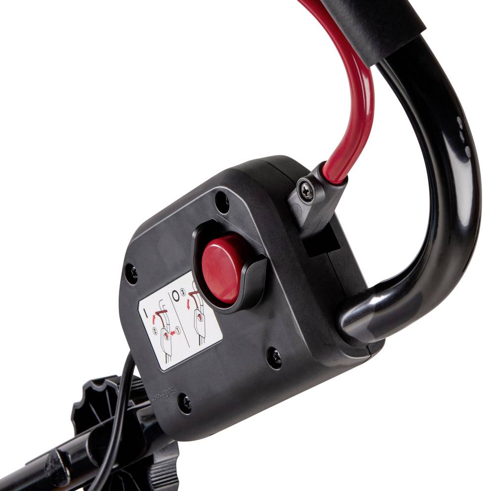 Close-up van een zwarte handgreep met een rode startknop en kabel. Een klein etiket toont instructies voor veilig gebruik.