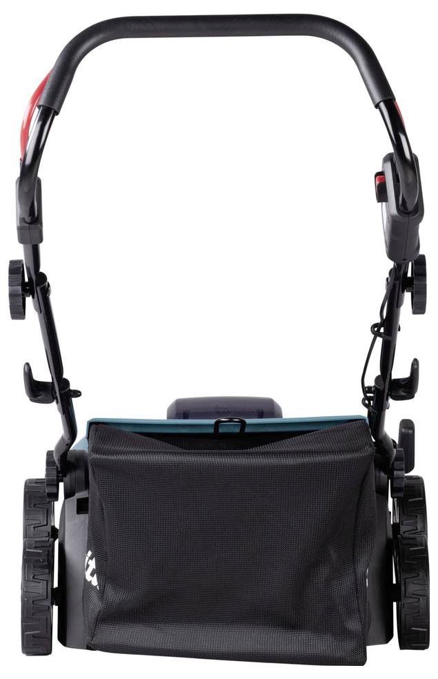 Een grasmaaier van achteren met een grasopvangbak. De wielen zijn groot en stevig. De handgreep is gemaakt van metaal en kunststof.