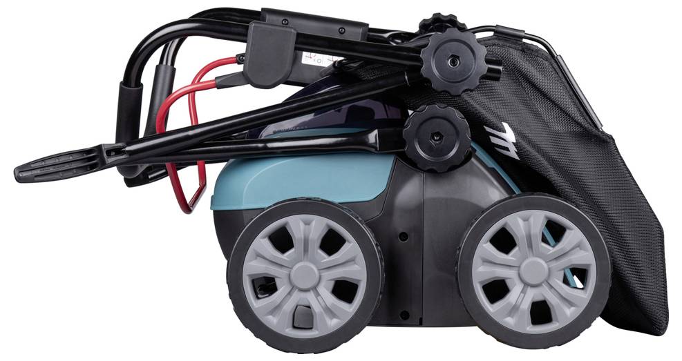 Een ingeklapte grasmaaier met grote wielen, een zwarte handgreep en turquoise accenten. De maaier is compact en netjes.