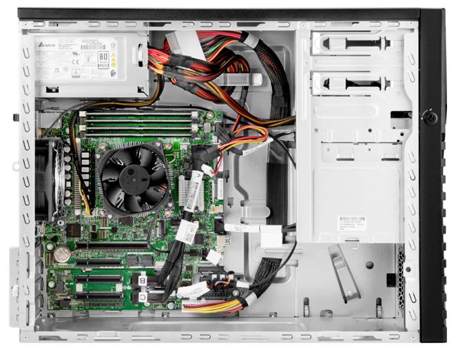 Een geopende desktop-computer toont het moederbord, RAM-modules, een ventilator en de voeding met zichtbare kabels in het binnenste.