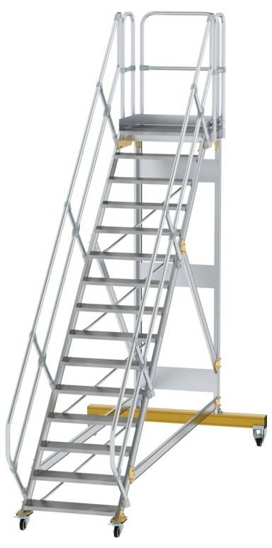 Een verrijdbare aluminium trap met leuningen en platform, geschikt voor veilig werken op hoogte, voorzien van wielen voor eenvoudige verplaatsing.