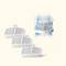 Witte luchfilters met rechthoekige ventilatieopeningen in groepen van drie. Een filter toont een blauwe luchtstroom aan de bovenkant.
