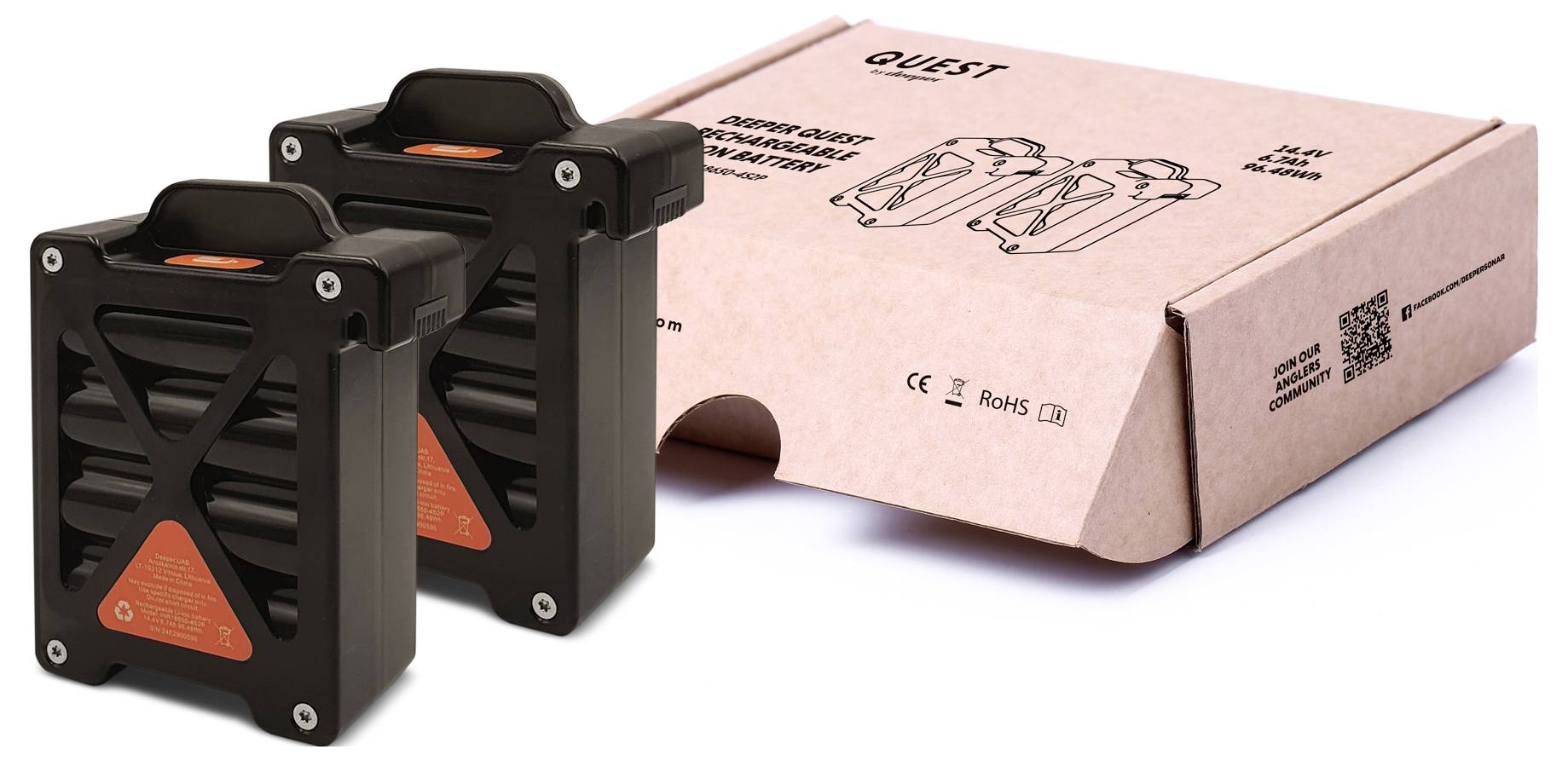 Twee zwarte batterijen naast een bruine doos die dezelfde batterijen toont. Tekst op de doos is moeilijk te onderscheiden langs de randen.