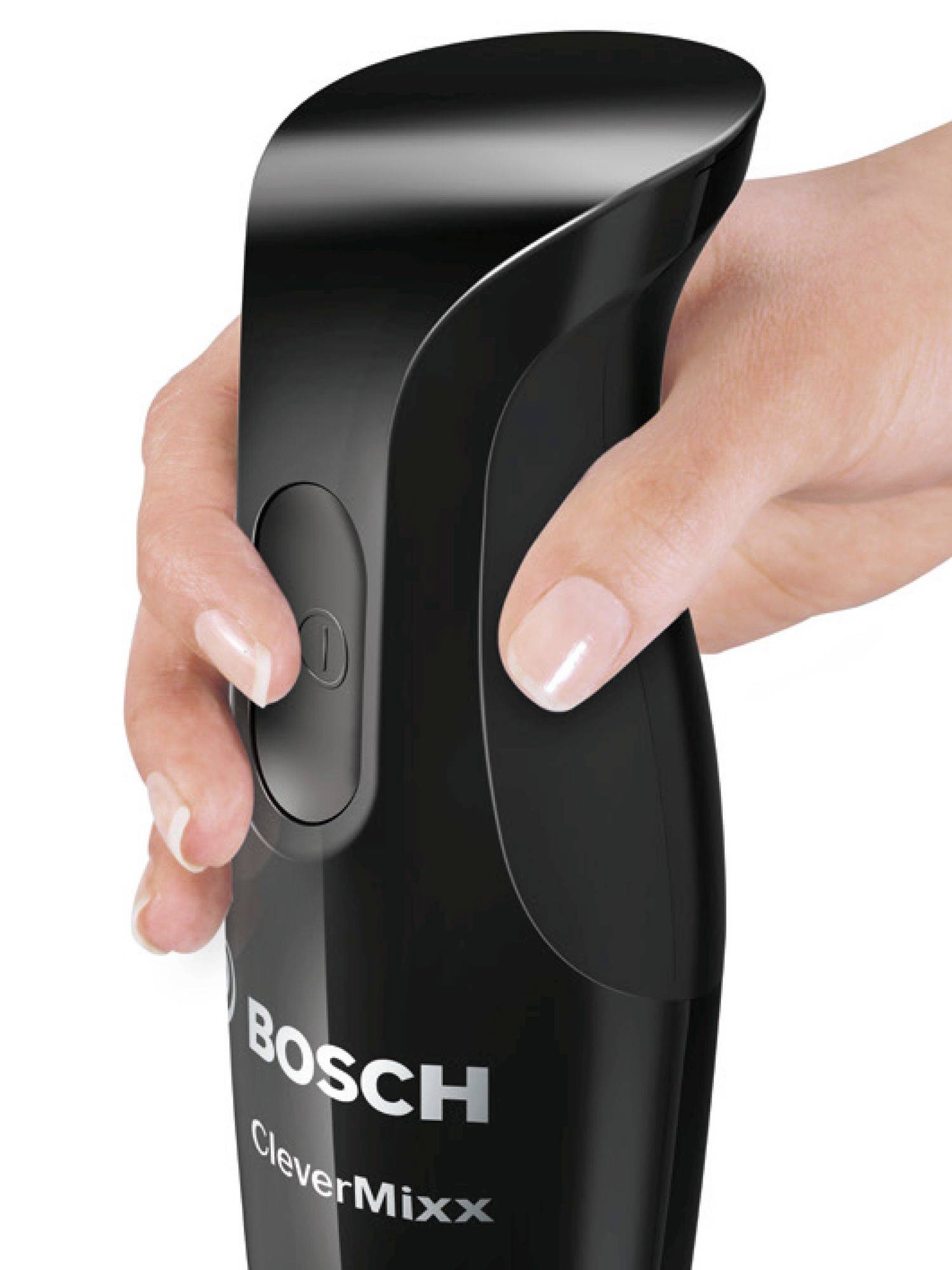 Een hand houdt een zwarte Bosch CleverMixx staafmixer vast. De duim rust op de aan-uitknop.