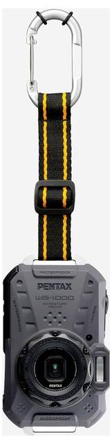 Compacte, robuuste Pentax-camera met oranje-zwarte draagriem en zilveren karabijnhaak. Ideaal voor buitenactiviteiten.