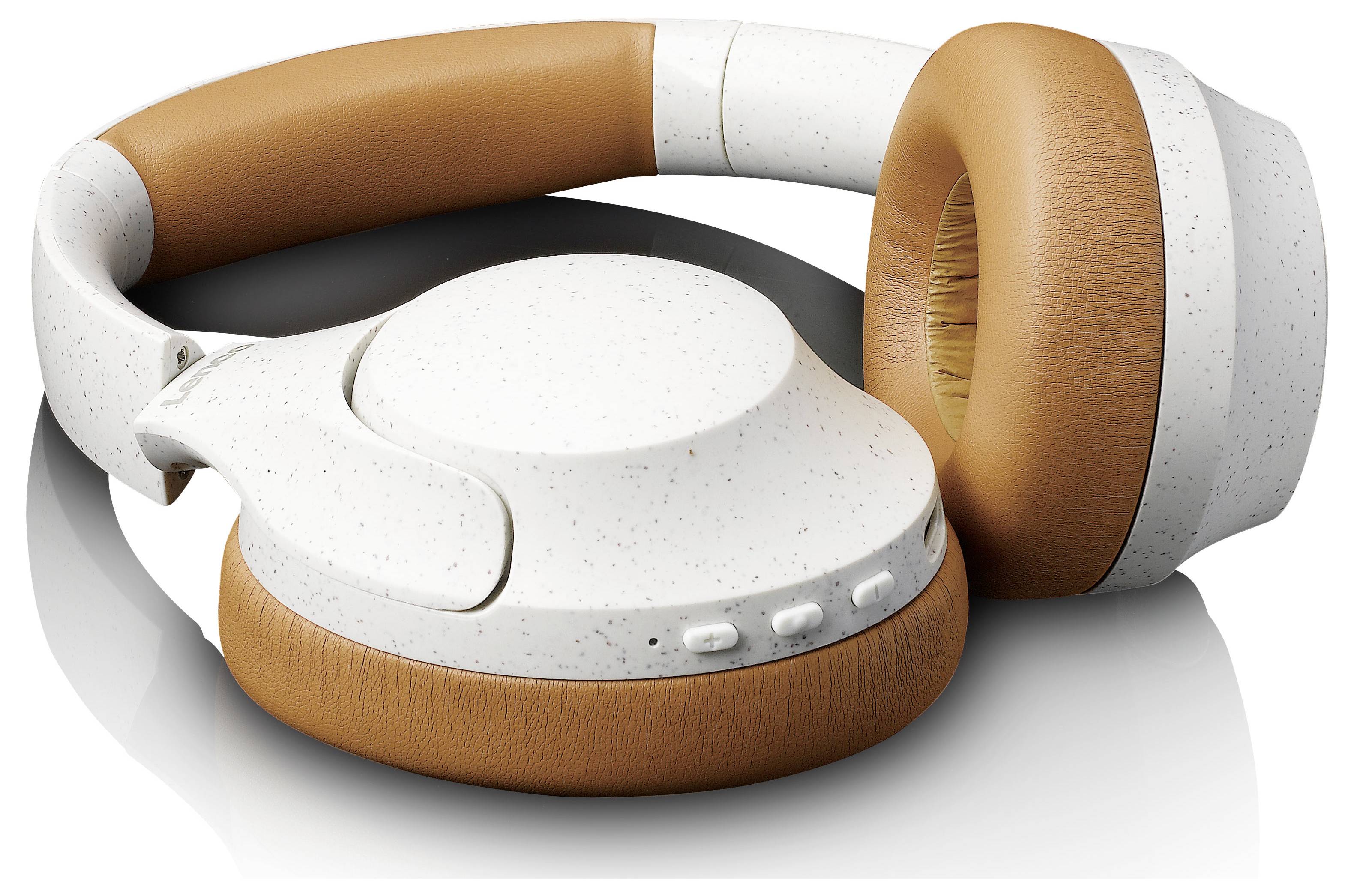 Witte over-ear koptelefoon met bruine oorschelpen en hoofdband op een reflecterende ondergrond.