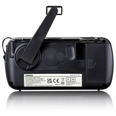 Achteraanzicht van een draagbare radio met een krukgreep en een etiket met modelinformatie en certificeringstekens, inclusief CE en UKCA.