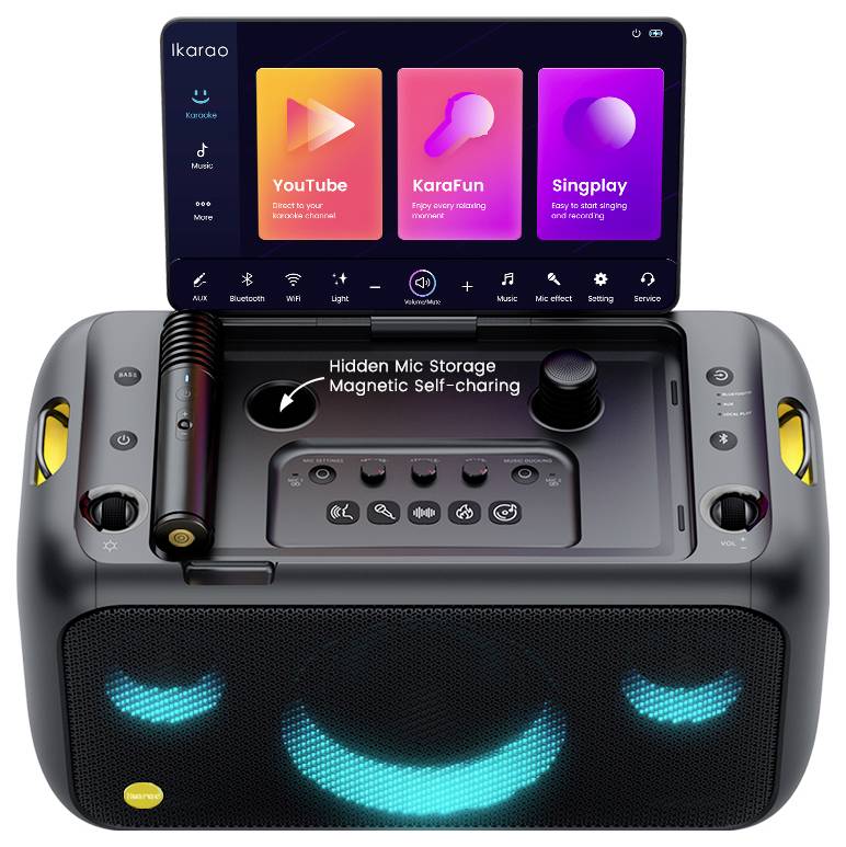 Een draagbaar karaoke-apparaat met een scherm dat YouTube, KaraFun en Singplay weergeeft. Het heeft een microfoon en een vak met magnetische lading.