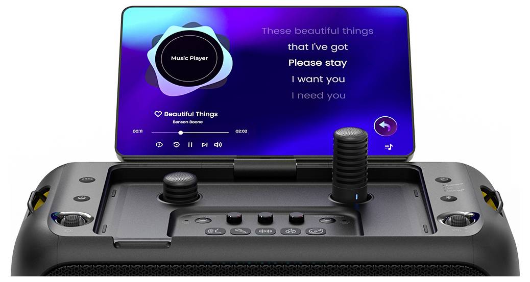 Een luidspreker met een scherm toont een muziekspeler en songteksten. Daaronder bevinden zich bedieningsknoppen en twee joysticks.