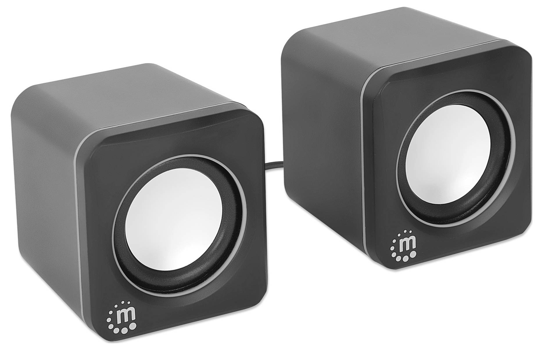 Zwarte, vierkante luidsprekers met een kabel tussen hen. Ideaal voor op het bureau. Compact ontwerp met witte voorpanelen.