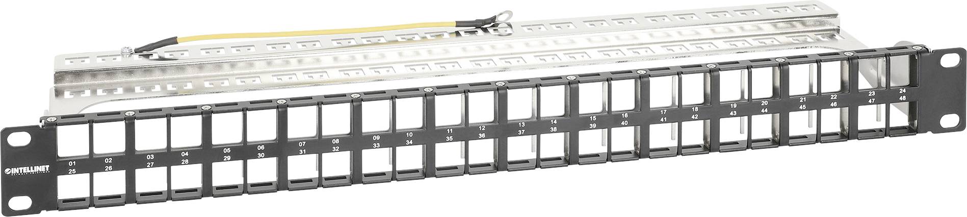 Patchpanel met 48 poorten in een metalen frame, ontworpen voor installatie in een serverrek, bedoeld voor netwerkverbindingen.