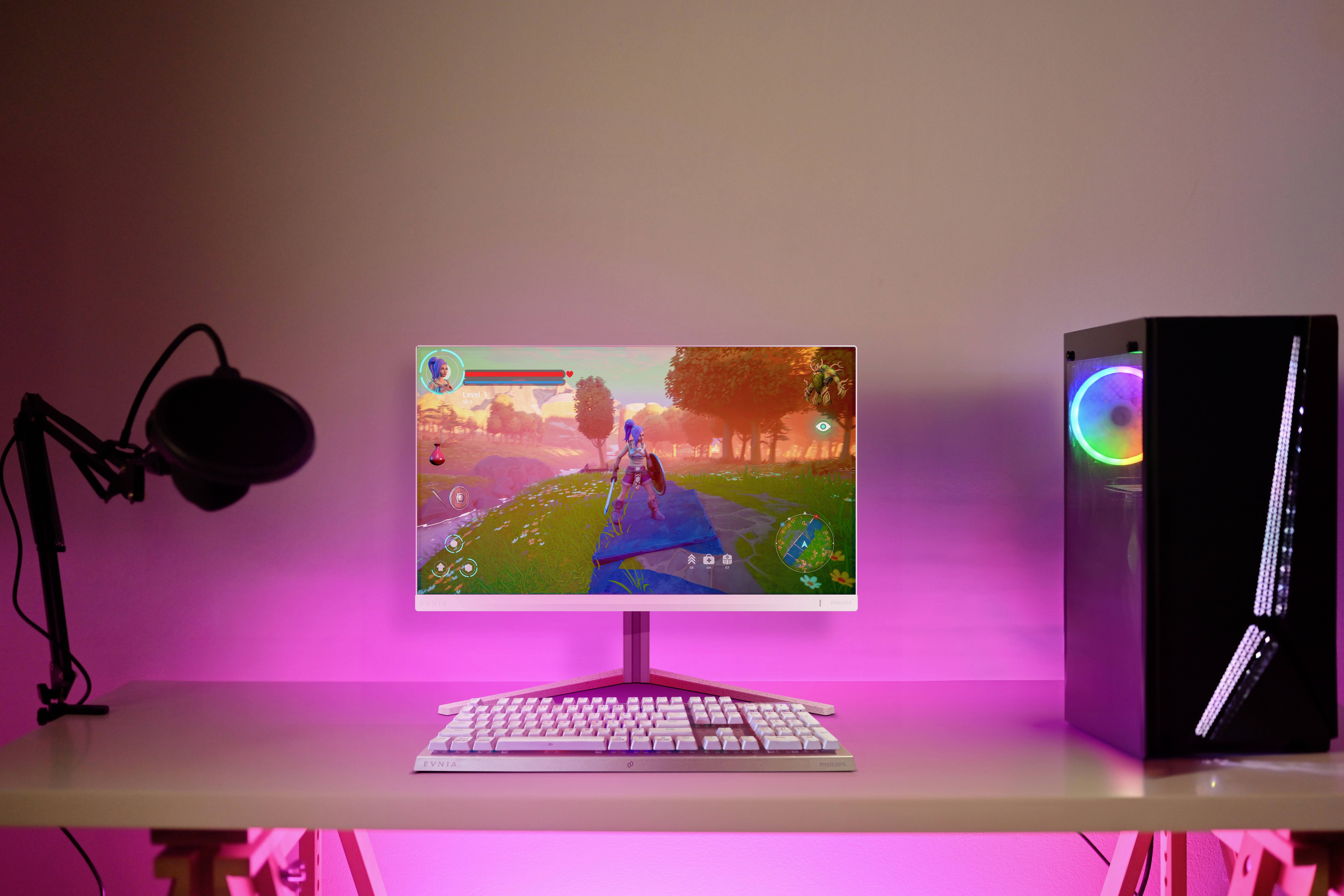 Een bureau met een computer waarop een videospel wordt weergegeven. Ernaast staat een zwarte microfoon en een computerbehuizing met LED-verlichting.