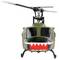 Afstandsbediende modelhelikopter in camouflage, met een rood tanden-patroon op de voorkant.