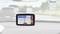 Een GPS-navigatiesysteem in de auto toont een wegenkaart. Het display geeft de huidige route en verkeersinformatie weer.