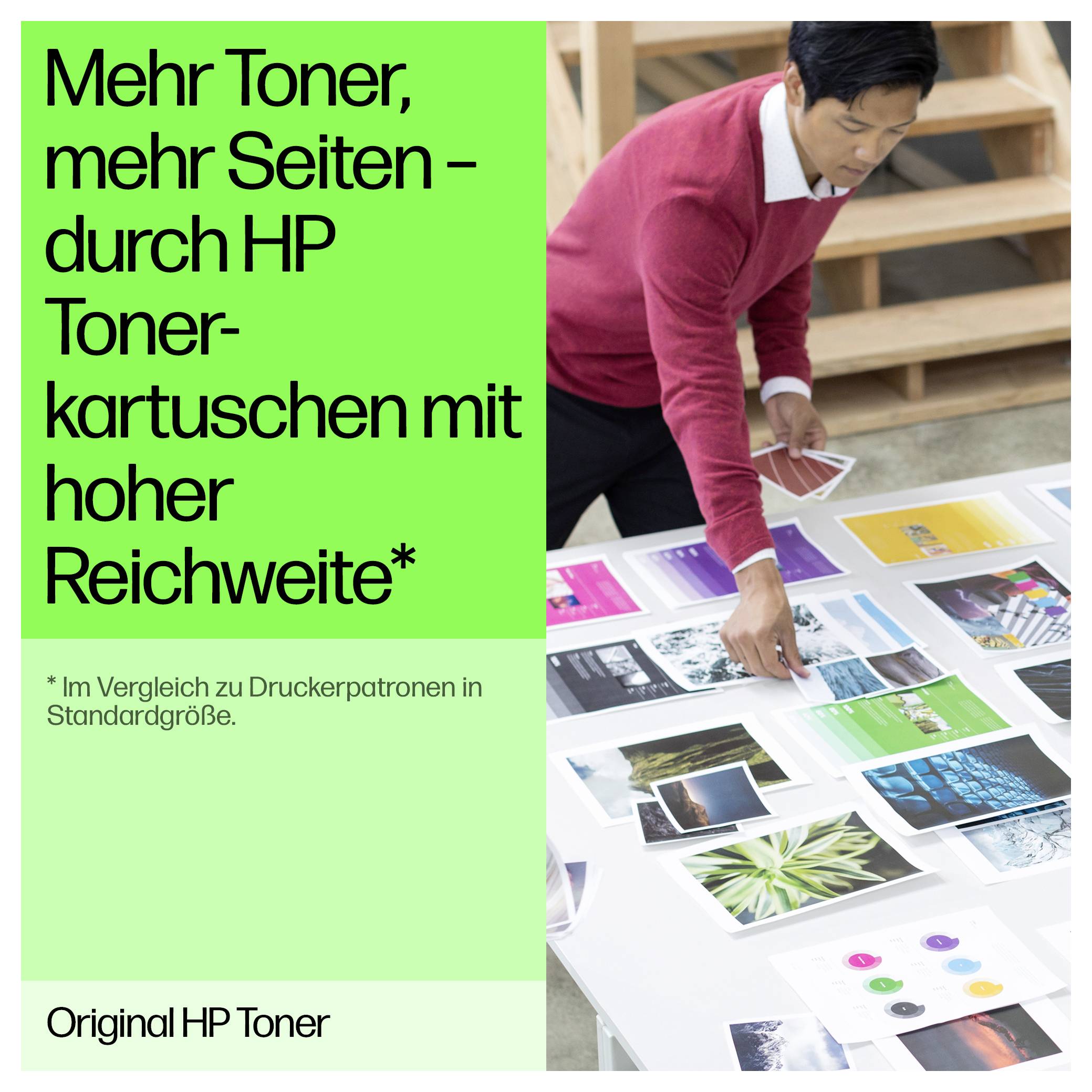 'Meer toner, meer pagina's - dankzij HP-tonercartridges met grote capaciteit*' Een persoon bekijkt afgedrukte pagina's op een bureau.