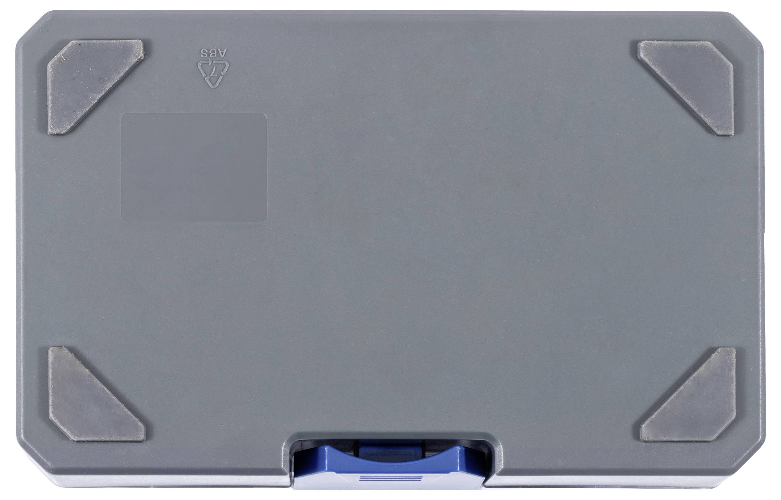 Een gesloten grijze gereedschapskist met versterkte hoeken en een blauwe vergrendeling in het midden aan de voorkant.