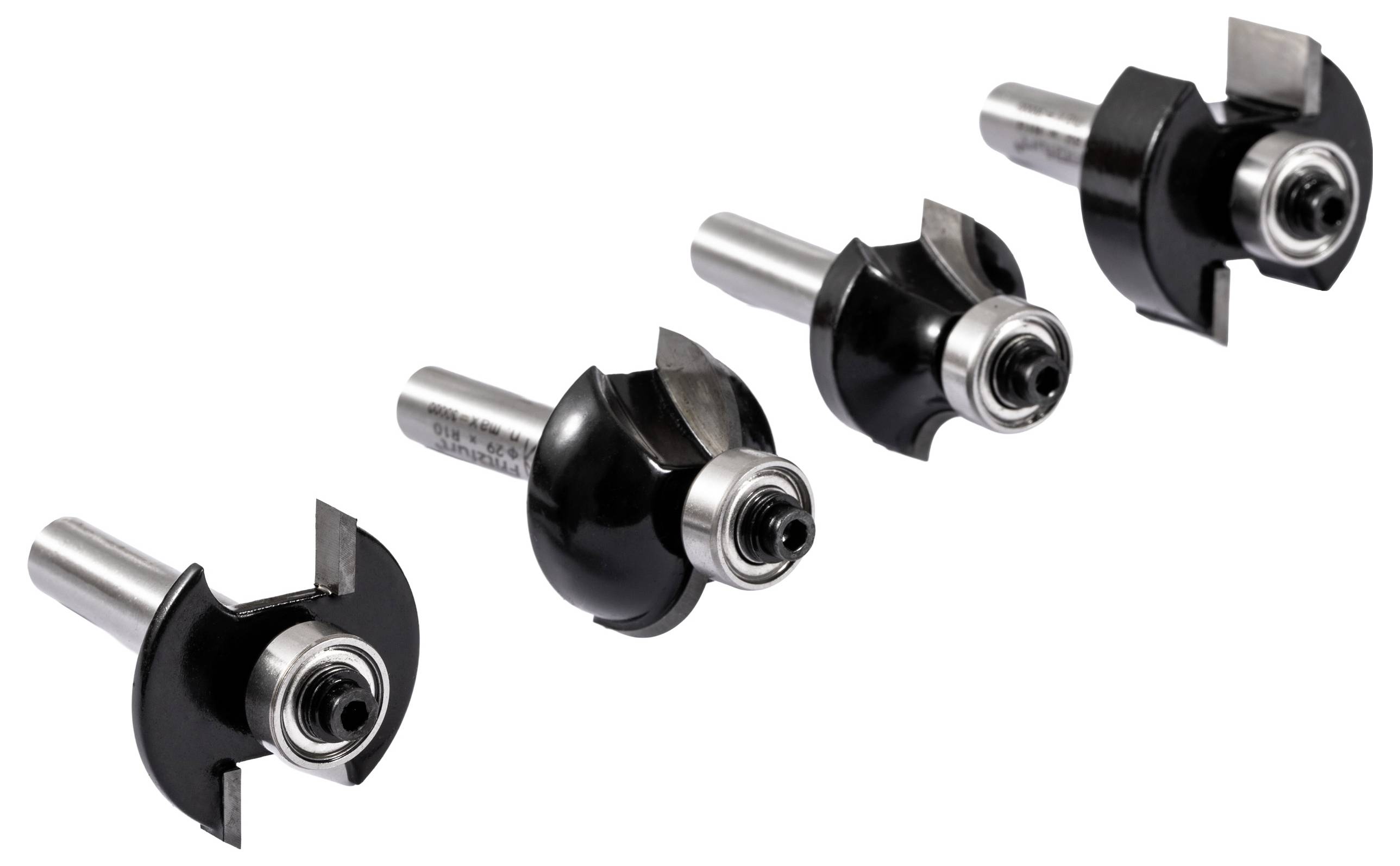 Vier zwarte en zilveren houtfreesboren, elk met iets verschillende freeskopvormen, diagonaal uitgelijnd op een witte achtergrond.