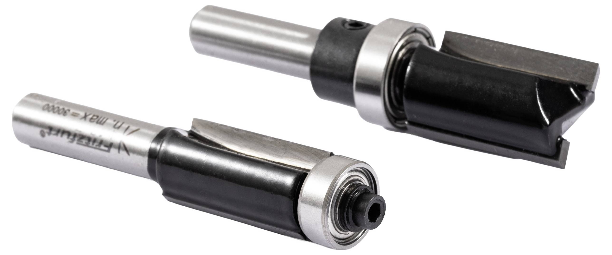 Twee metalen routerboren, een met een rechte snijkant en een met een geleidelager, liggen op een witte achtergrond.