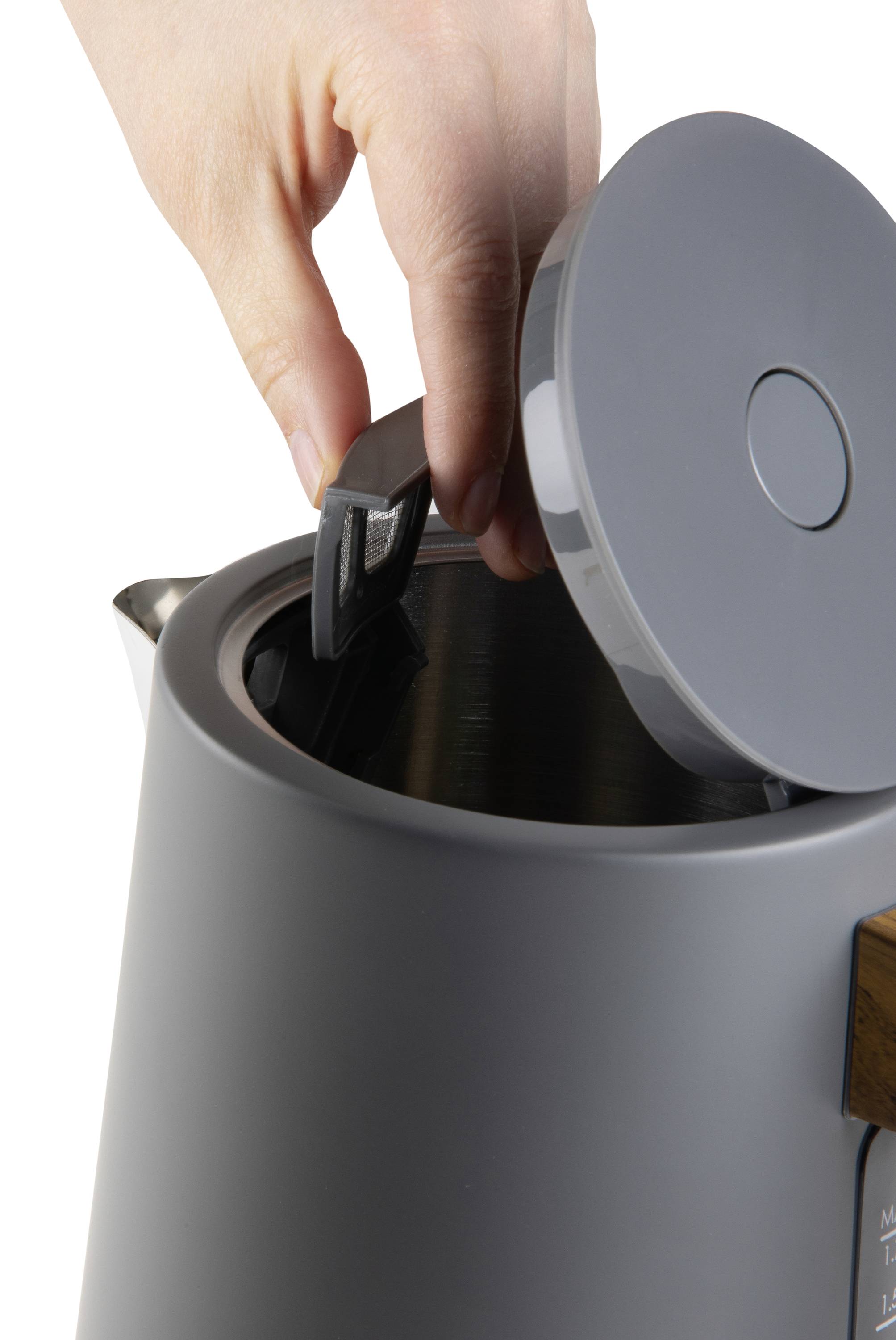 Een hand opent het deksel van een grijze waterkoker met een moderne, minimalistische vormgeving.