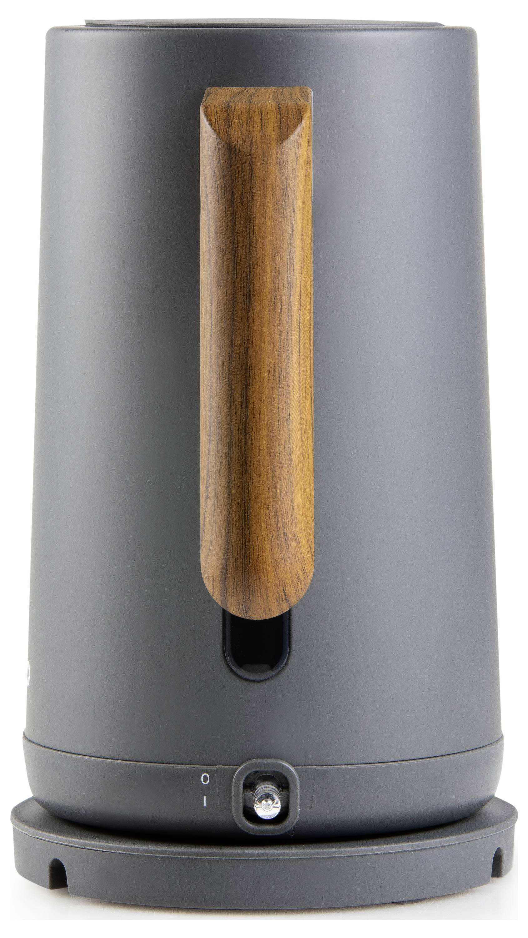 Grijze waterkoker met een houten handvat op een ronde voet. Schakelaar zichtbaar aan de onderkant. Moderne, minimalistische stijl.