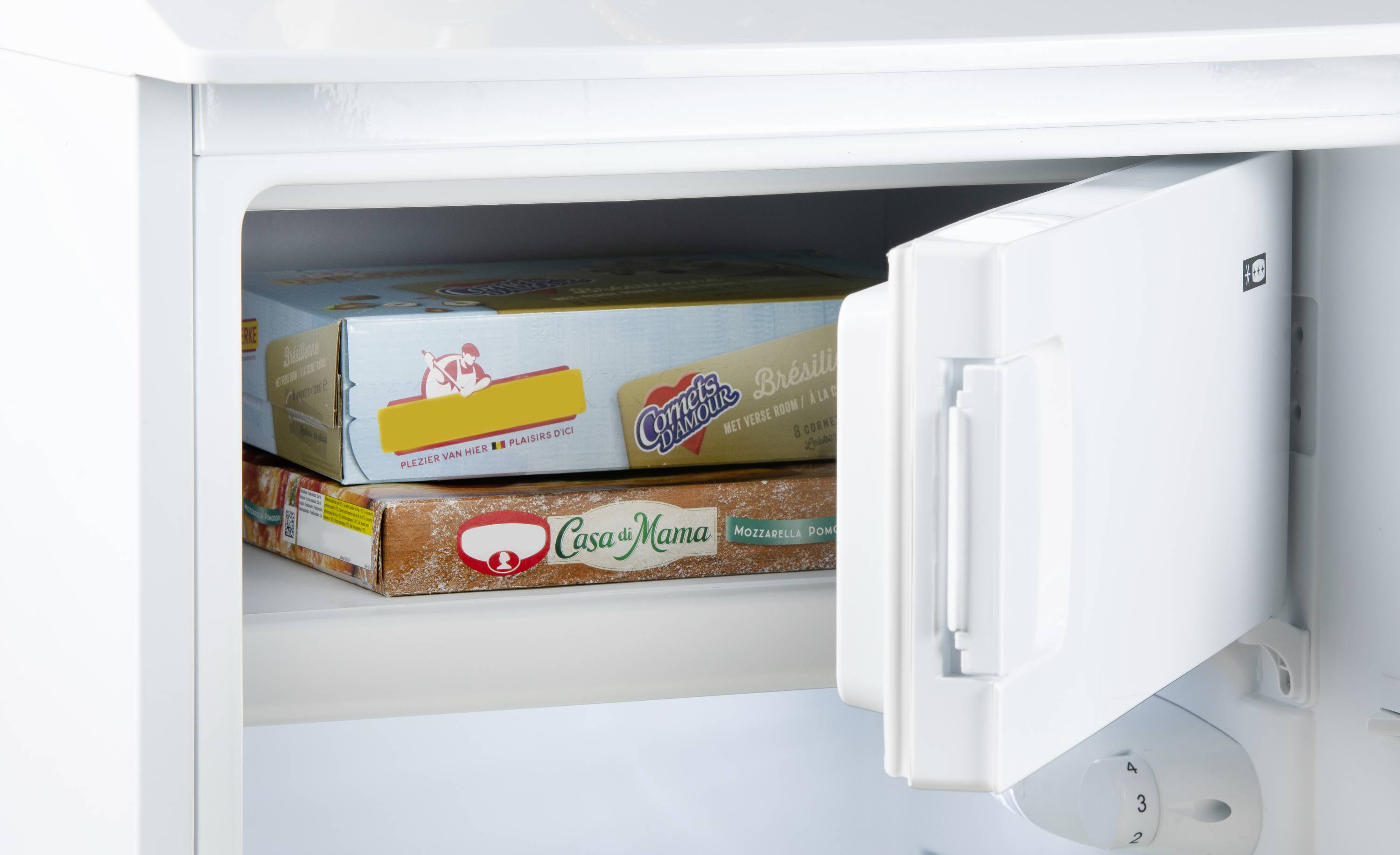 Een vriezer met twee diepvriespizza's van binnen, één van 'Casa di Mama' en één van 'Chicago Town'.