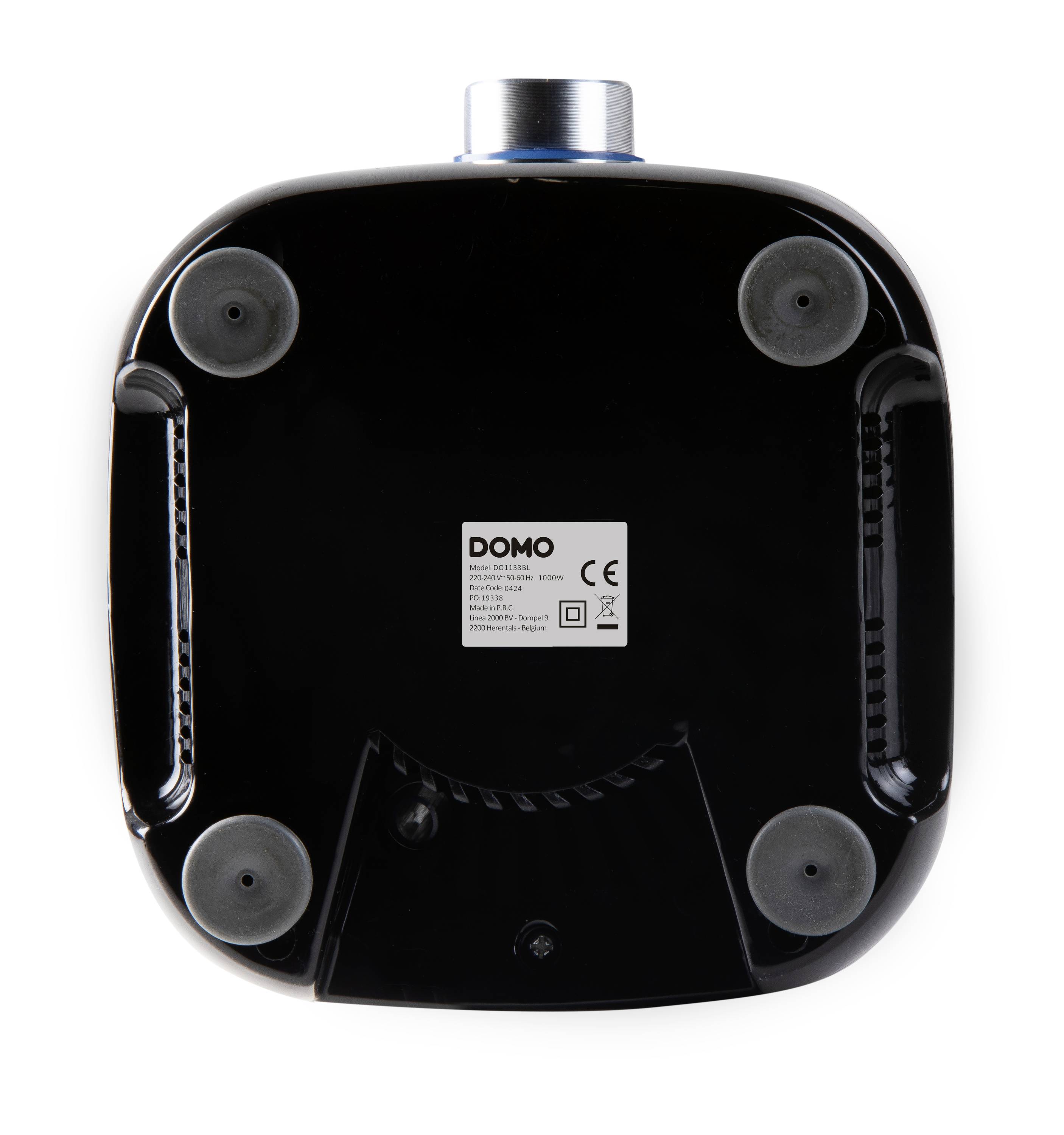 Achterkant van een zwart DOMO-apparaat met technische specificaties en CE-markering. Vier voeten en ventilatiesleuven zichtbaar.