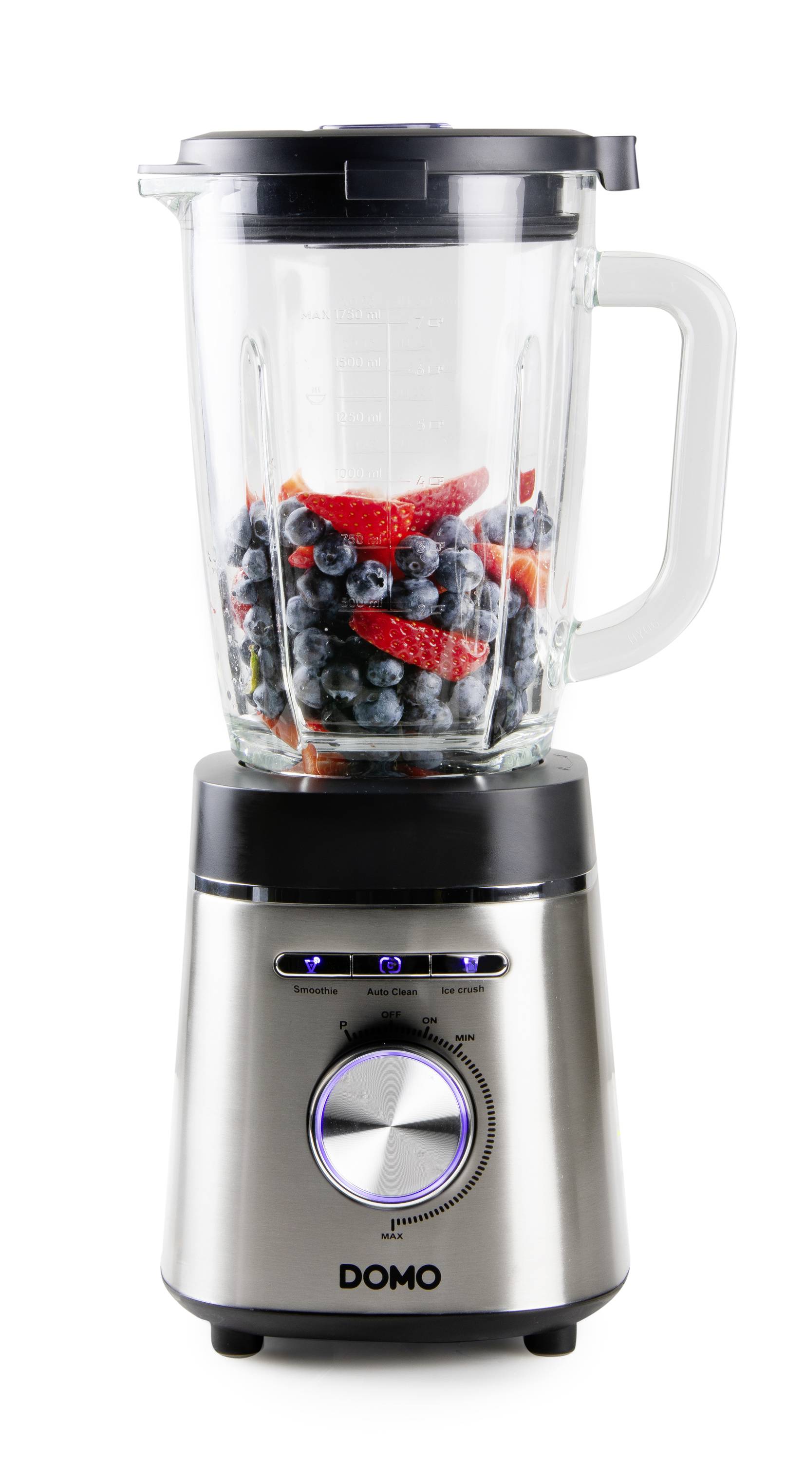 Een mixer op een witte achtergrond, gevuld met bosbessen en aardbeistukjes.