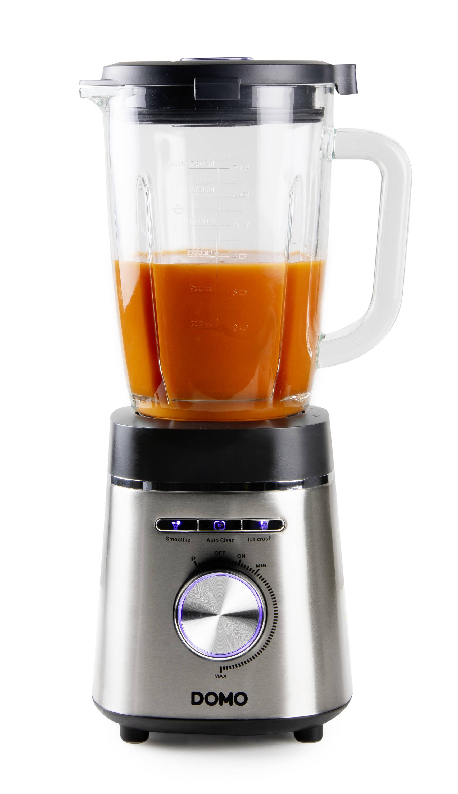 Een zilveren staande blender met een transparante kan, gevuld met sinaasappelsap. De blender heeft draaiknoppen en blauwe lampjes aan de voorkant.
