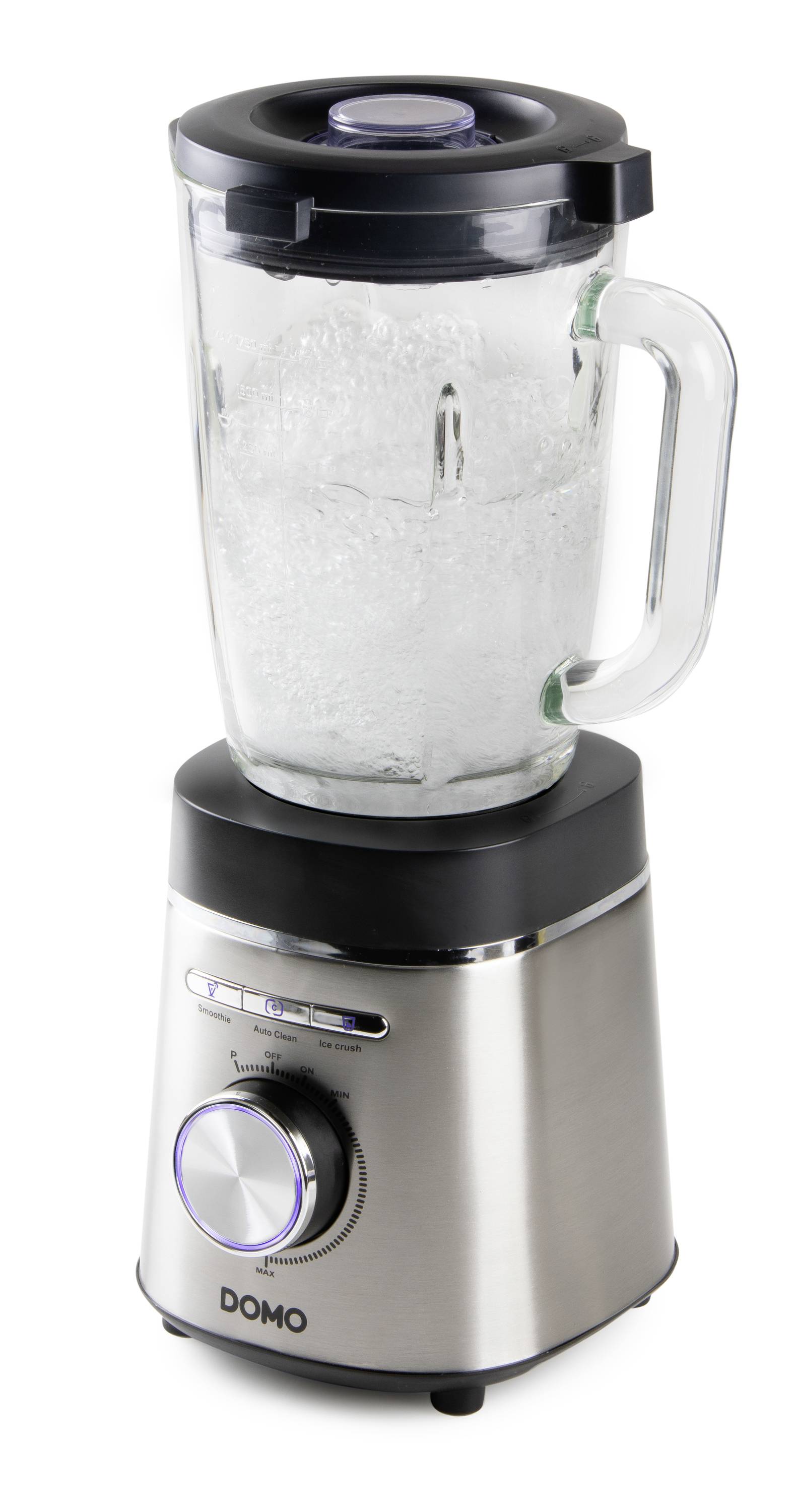 Een zilveren staande blender met een glazen kan vol ijs, op een grijze basis met draaiknop en zwarte deksel.