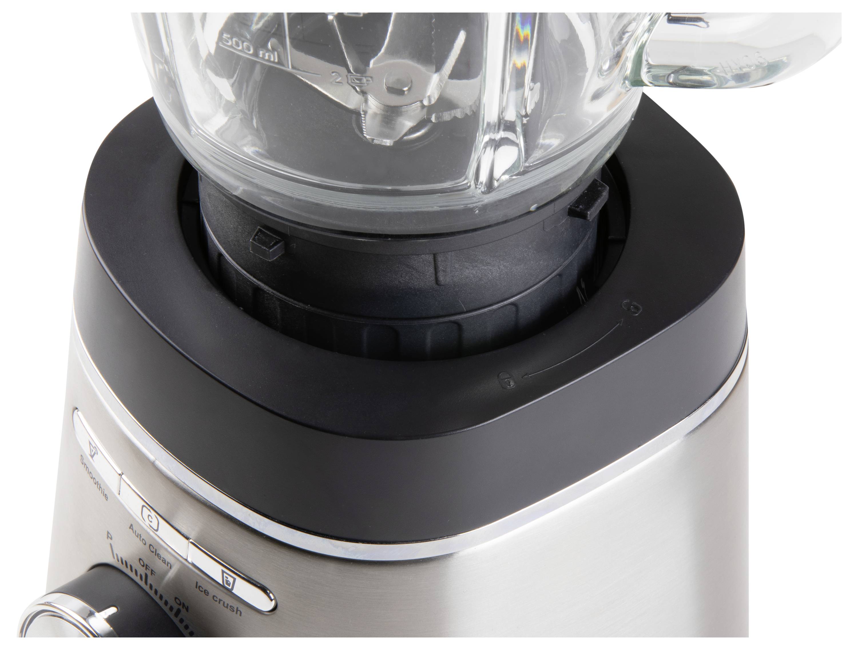 Een zilveren blender met een glazen kan op een witte achtergrond. Het apparaat vertoont instellingsopties aan de voorkant.