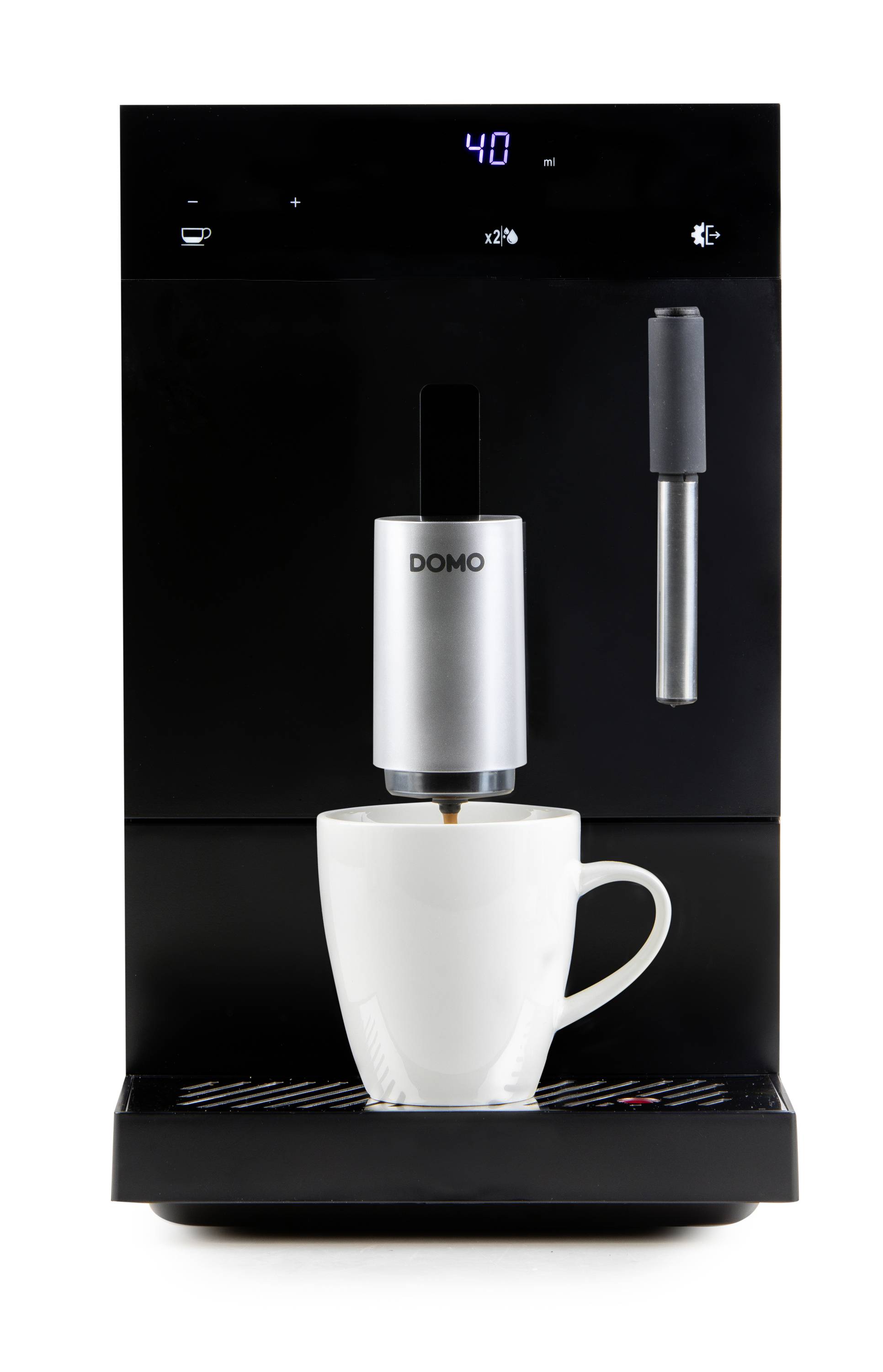 Een moderne koffiemachine met een digitaal display bereidt een espresso in een witte kop.
