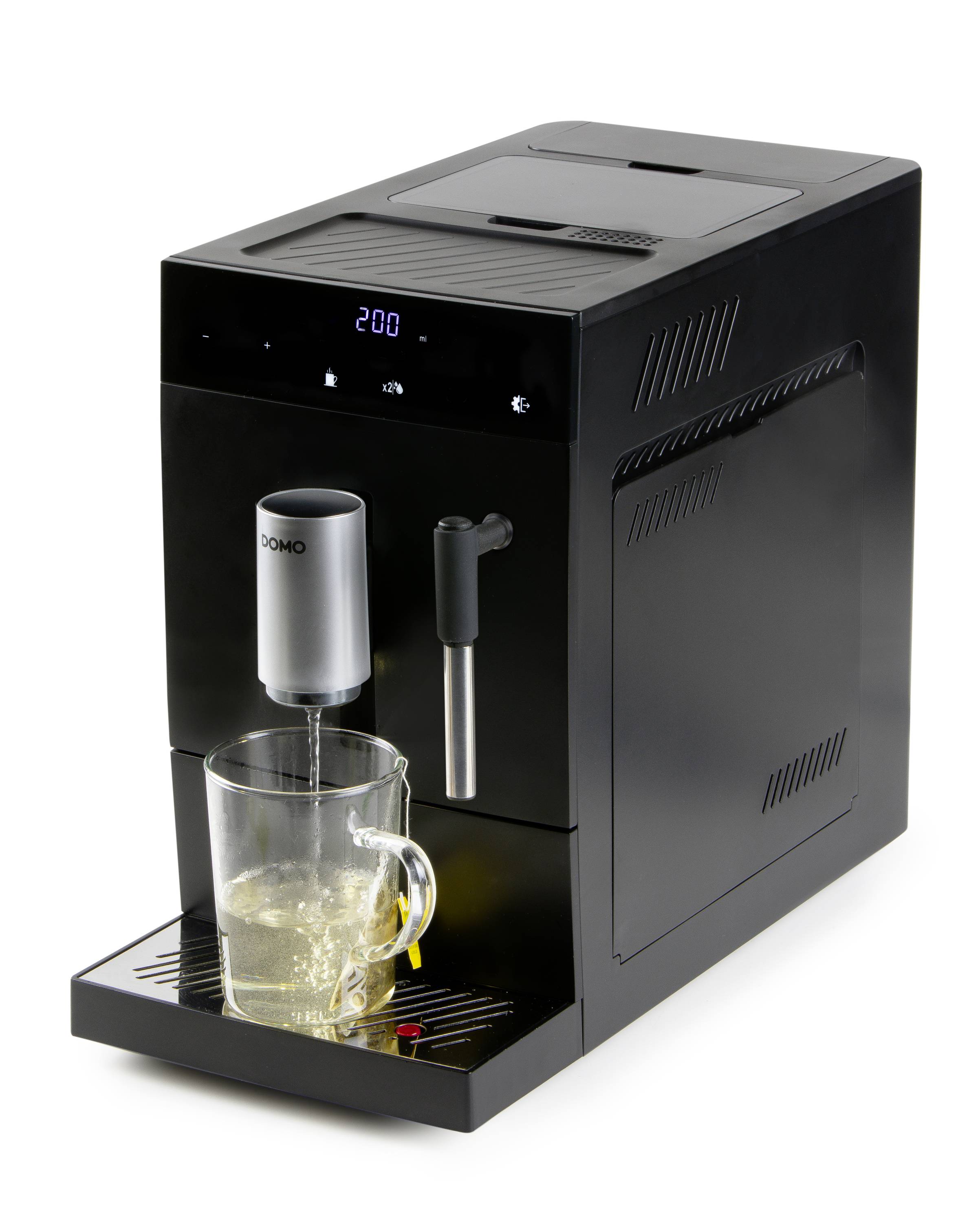 Een zwarte automatische koffiemachine vult heet water in een glazen kopje. Het digitale display toont '200'.