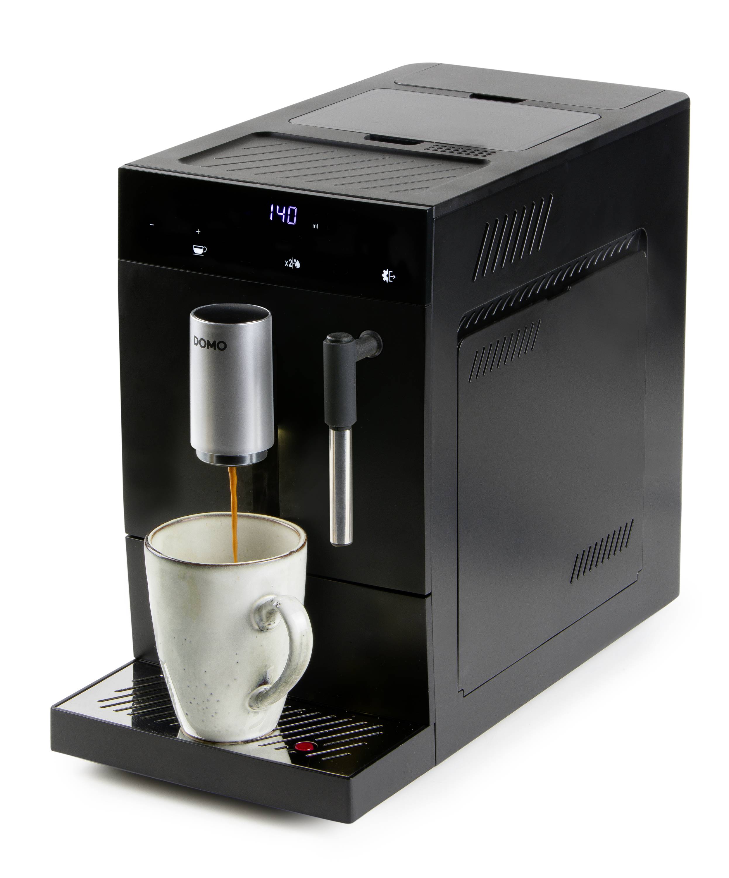Zwarte koffiemachine zet koffie in een witte kop. Digitaal display toont '1:40'. Melkopschuimer aan de zijkant.