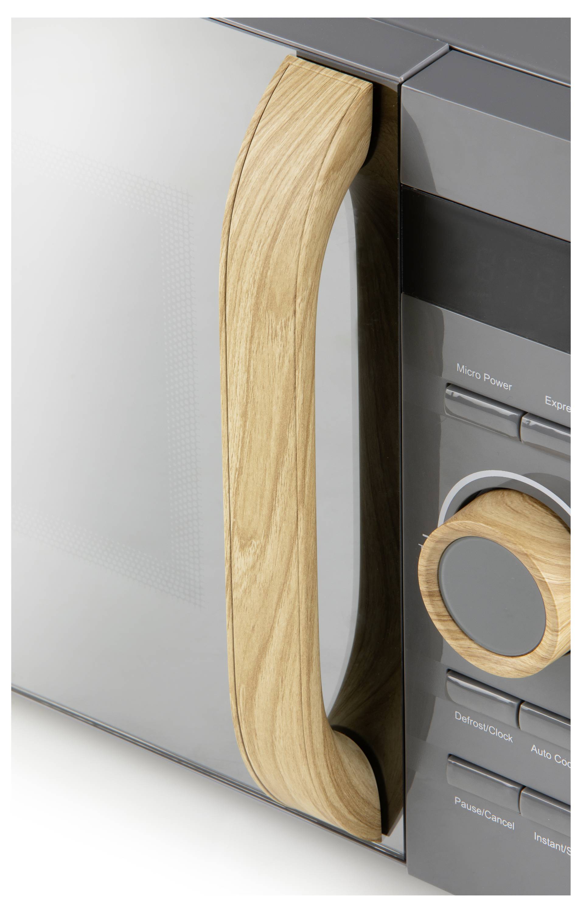 Grijze magnetron met houten handgreep, gedeeltelijk zichtbaar. Knoppen en bedieningspaneel rechts in beeld.