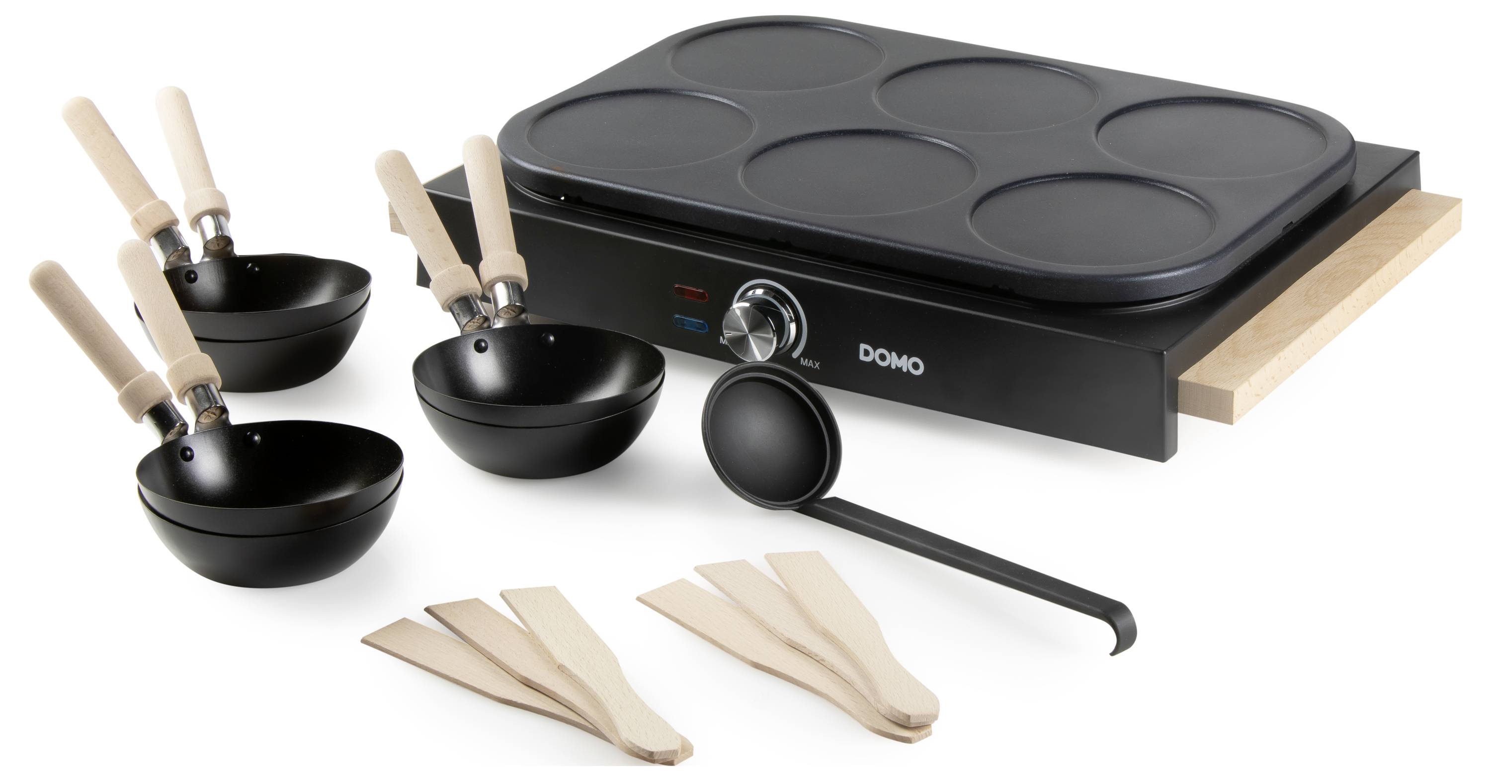 'Crêpe-maker-set met een ronde kookplaat en zes houten spatels. Inclusief kleine deegcontainer en deegschepper, klaar om te koken.'