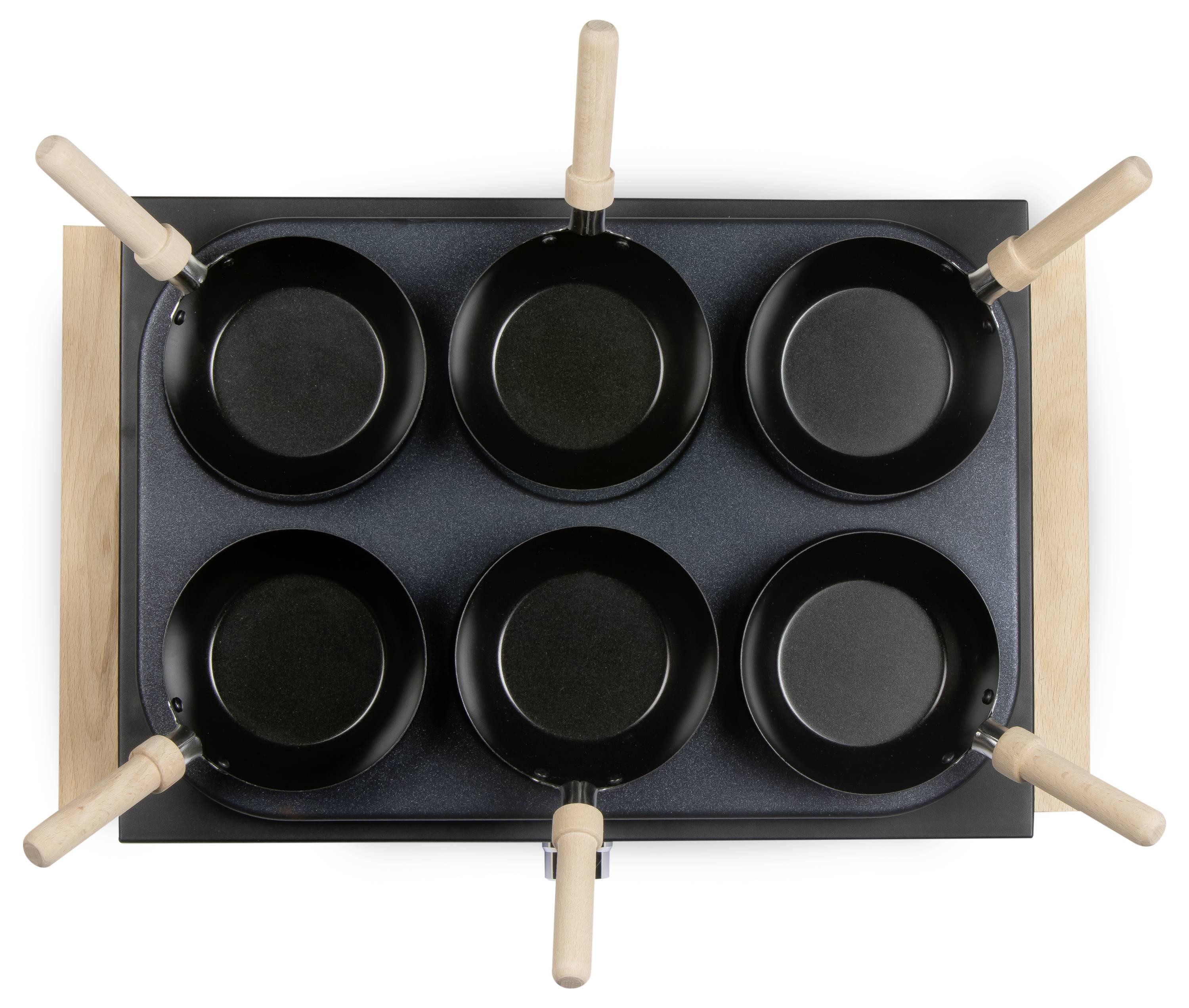 Zes kleine gietijzeren pannetjes op een rechthoekige grillplaat, elk met een houten handvat, naast elkaar gerangschikt.