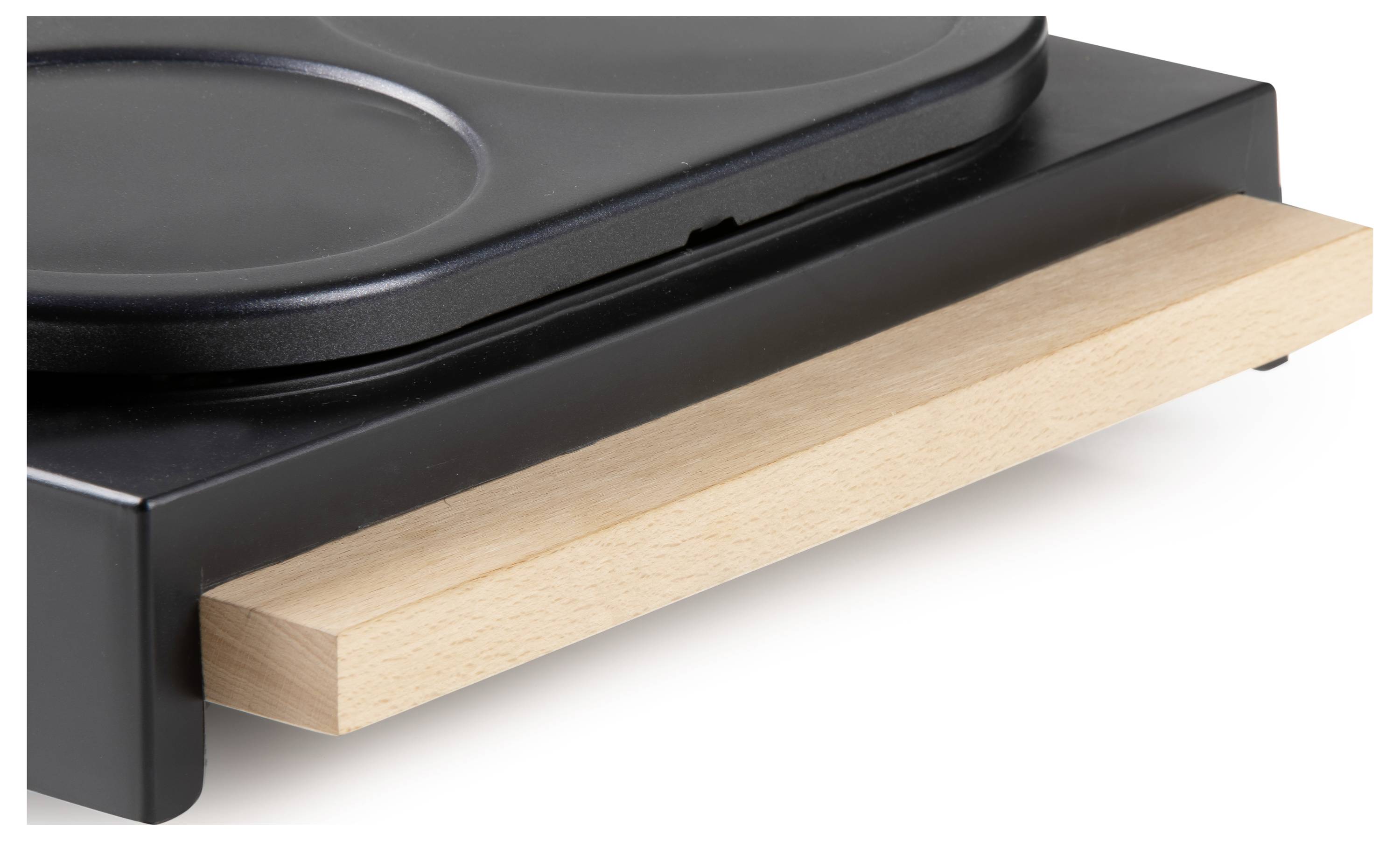 Zwarte crêpemaker met twee ronde verwarmingsplaten en een houten spatel aan de zijkant.