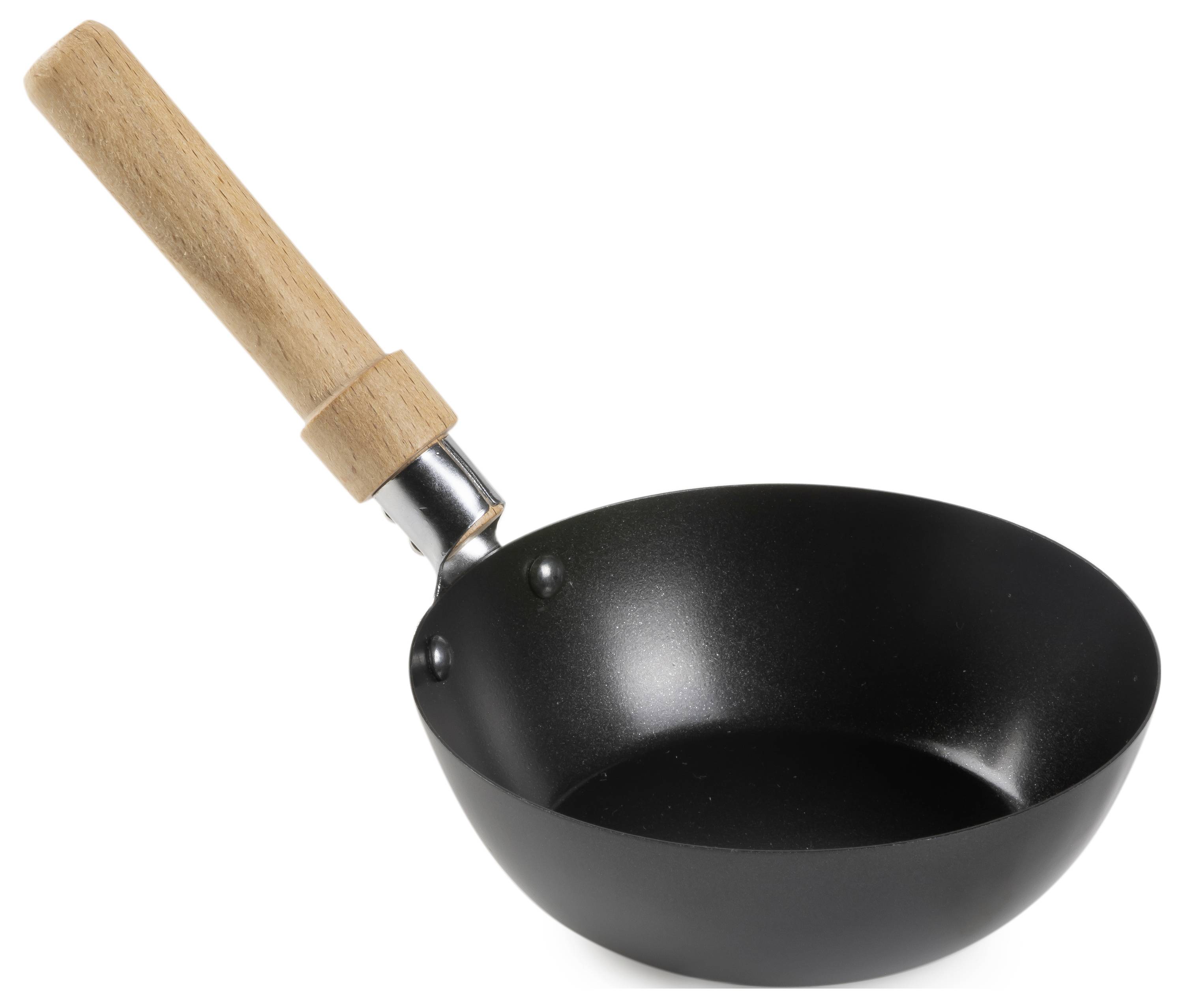 Een zwarte wokpan met houten handvat, geschikt voor bakken en koken.