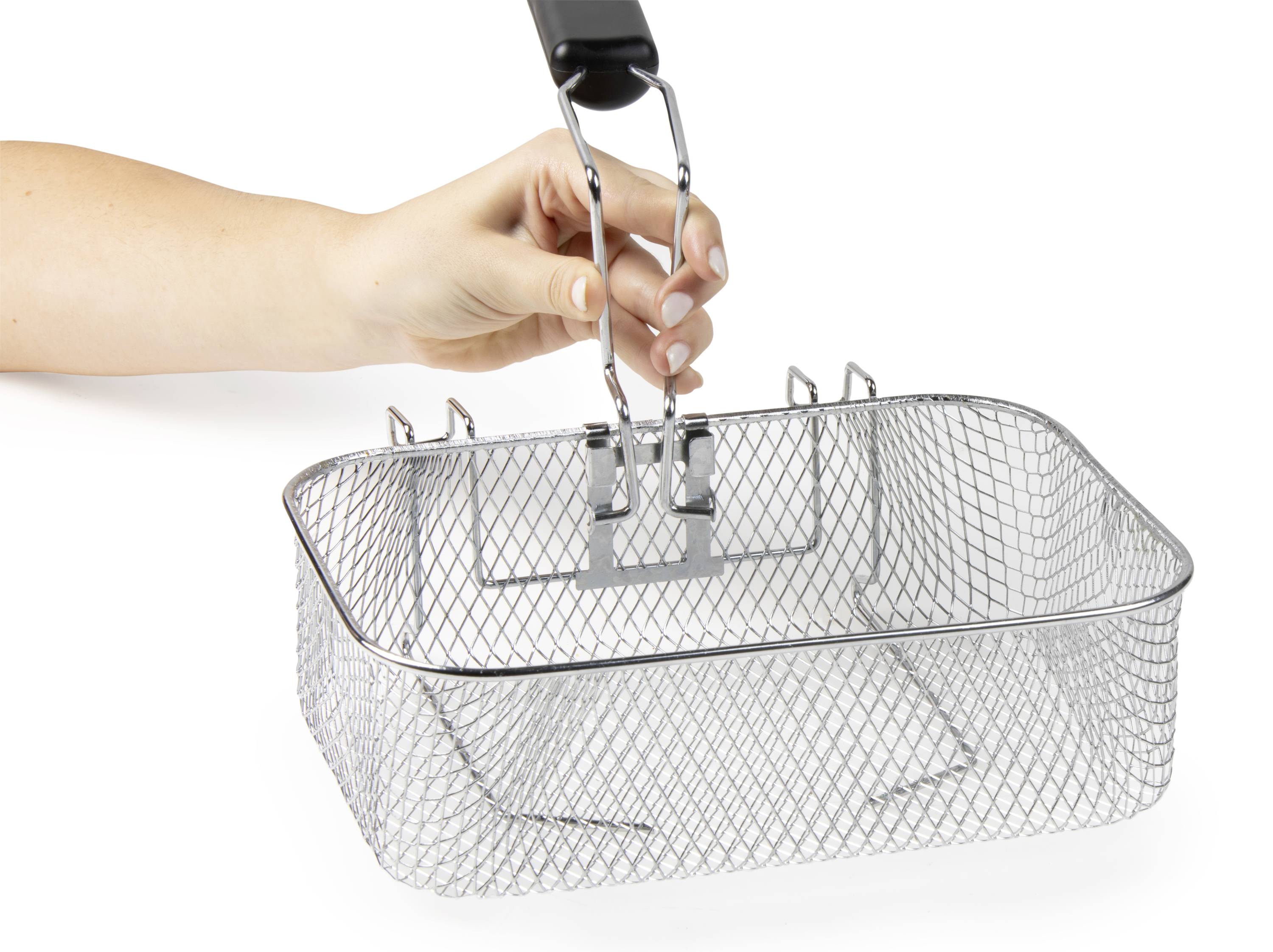 Een hand houdt een metalen klem vast die bevestigd is aan een rechthoekige draadmand met handvat. De mand lijkt leeg te zijn.